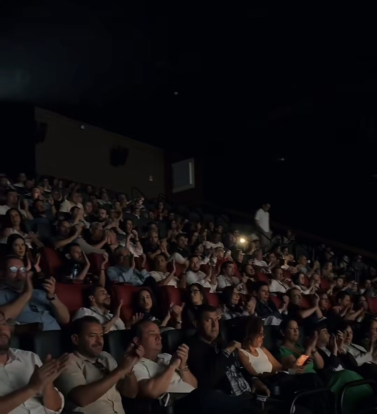 Brokers applauding at the Marbella Boulevard premiere